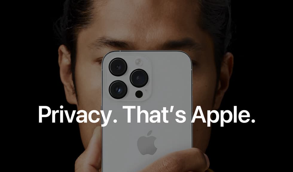 Un homme tenant un iphone proil est écrit " Privacy. That's Apple."