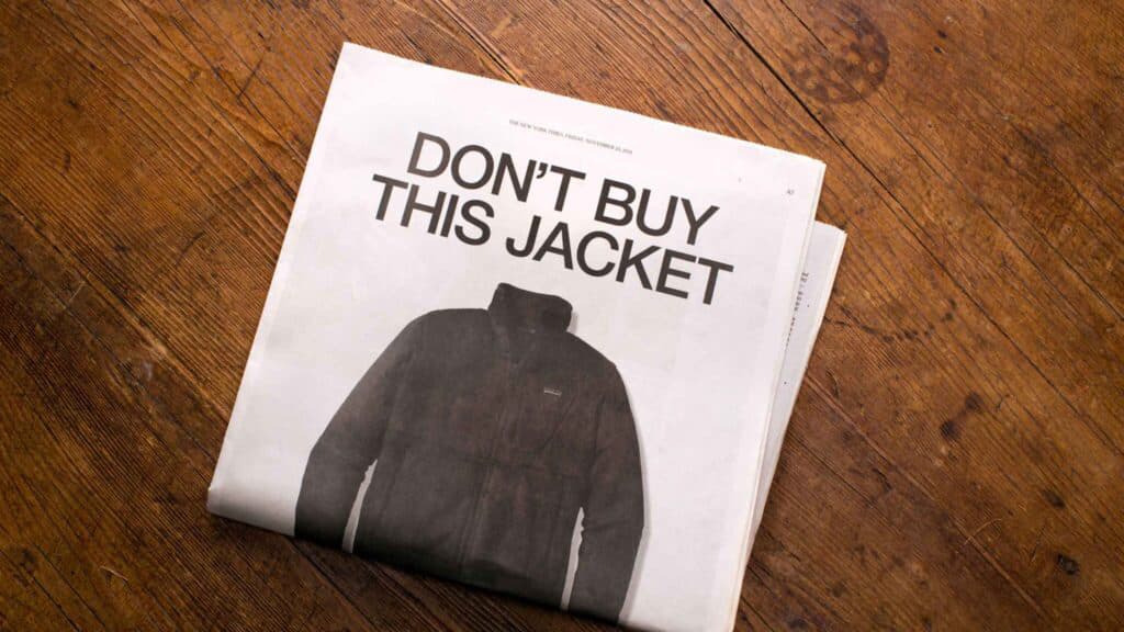 Photo de la célèbre publicité de Patagonia “don’t buy this jacket” (“n’acheter pas cette veste”).